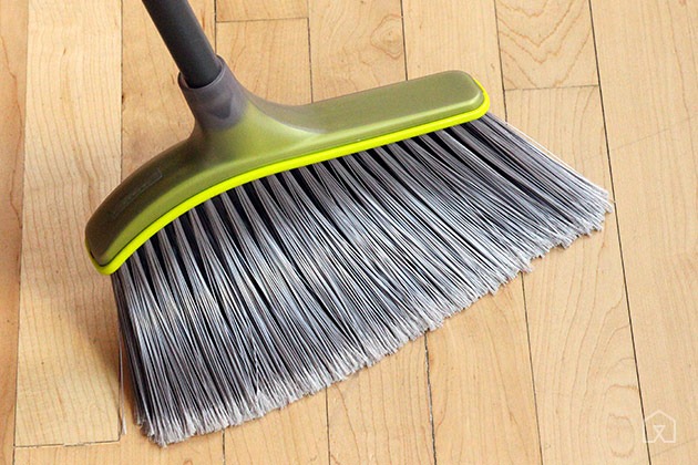 06-broom-dustpan
